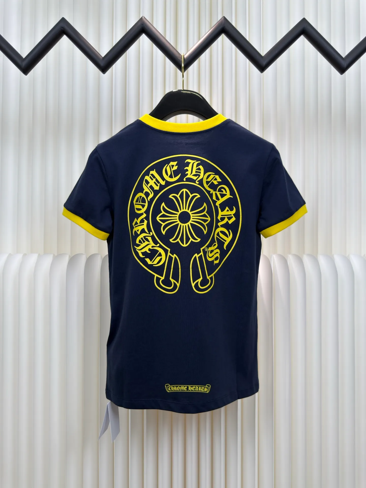 P230 Chrome Hearts Sanskrit Color Blocking Short Sleeves (Women's Wear) Authentic Open Edition - Physical Counter - Top Luxury Quality 🆚 Instant sale of all editions on the market. Custom dyed threads and large body fabrics according to YB. The printing is hand-printed. Contrast color design The upper body effect is excellent. Size S M L
